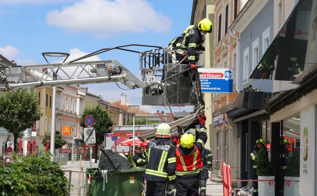 Schreckmoment in Kirchdorf an der Krems: Maibaum stürzte beim Umschneiden auf Gebäudefassade