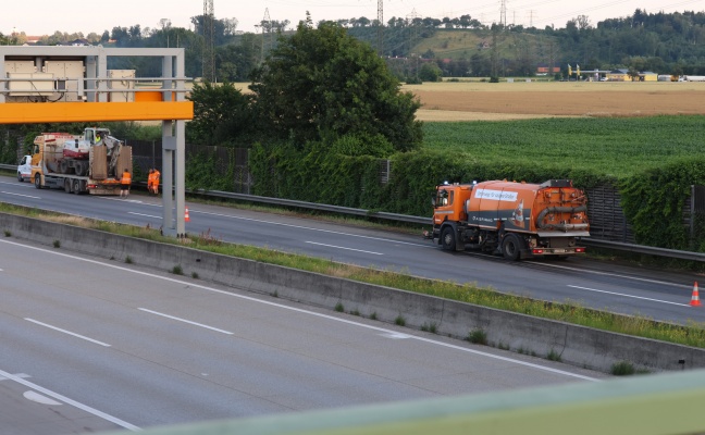 Totalsperre der Westautobahn nach Unfall mit drei PKW und einem LKW bei St. Florian
