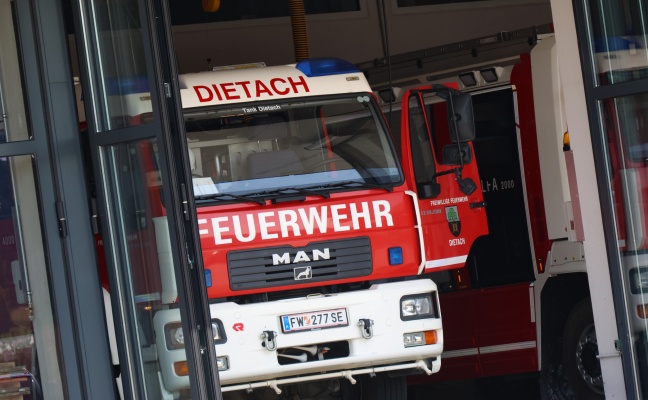 Schnelle Entwarnung nach befürchtetem Brand in einem Gebäude in Dietach