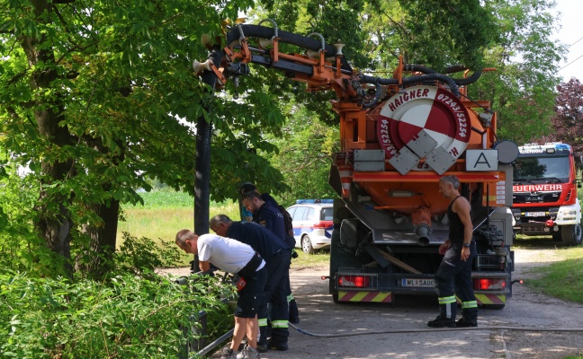 Längerer Einsatz nach Gewässerverunreinigung in Kirchdorf an der Krems