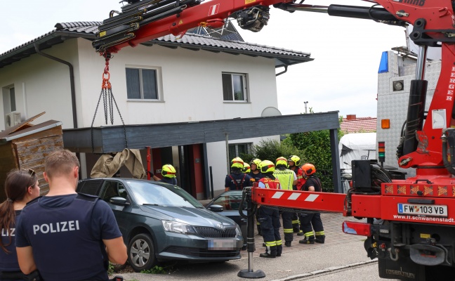 Carport eingestürzt: Missgeschick beim Ausparken aus Hauseinfahrt in Lambach