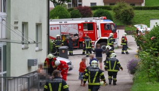 Drei Verletzte bei Brand in einem Wohnzimmer eines Mehrparteienhauses in Laakirchen