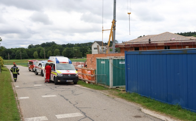 Personenrettung: Patient auf Baustelle in Pitzenberg durch Einsatzkräfte vom Dach gerettet