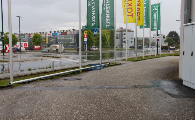 Fahnenmast in leicht schräger Lage sorgte für Einsatz der Feuerwehr in Wels-Waidhausen