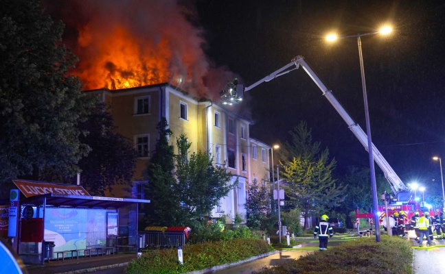 Groeinsatz in Vcklabruck: Gebude der ehemaligen Landesmusikschule in Flammen