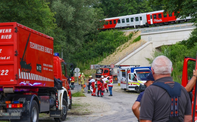 Personenrettung: Person in Ried im Innkreis offenbar von Regionalzug der Innkreisbahn erfasst