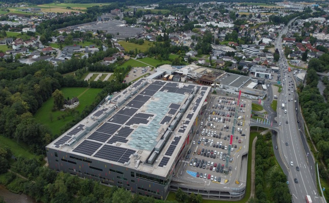 Vöcklabruck: Ersthelfer löschen erfolgreich beginnenden PKW-Brand im Parkhaus eines Einkaufszentrums