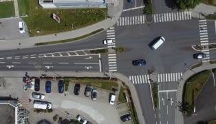 Auffahrunfall zwischen LKW und zwei PKW vor Kreuzung in Asten