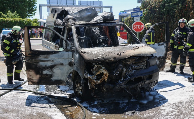 Campingbus in Vollbrand: Feuerwehr bei Brand in Wels-Pernau im Einsatz