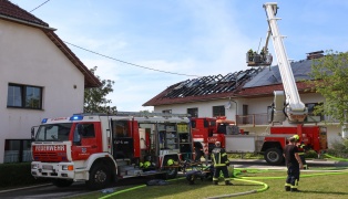Elf Feuerwehren bei Dachstuhlbrand auf einem Bauernhof in St. Martin im Mühlkreis im Einsatz