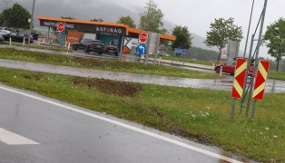Autolenkerin (59) bei Unfall auf Westautobahn in Straß im Attergau tödlich verunglückt