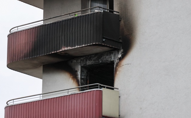 Groeinsatz: Wohnungsbrand in einem Mehrparteienwohnhaus in Vcklabruck fordert zehn Verletzte