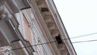 Straßensperre und Sicherungseinsatz nachdem Fassadenteile auf Straße in Gmunden abgestürzt sind