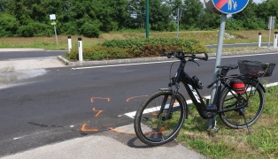 Schwerer Verkehrsunfall zwischen E-Bike und Auto in einem Kreisverkehr in Weißkirchen an der Traun