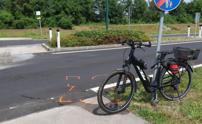 Schwerer Verkehrsunfall zwischen E-Bike und Auto in einem Kreisverkehr in Weikirchen an der Traun