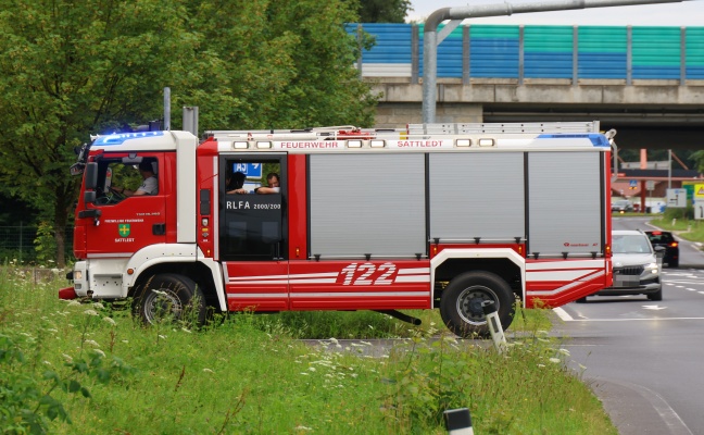 Auto einer Urlauberfamilie auf Westautobahn bei Sattledt in Flammen aufgegangen