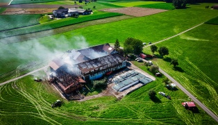 13 Feuerwehren bei Großbrand auf Bauernhof in Tarsdorf im Einsatz