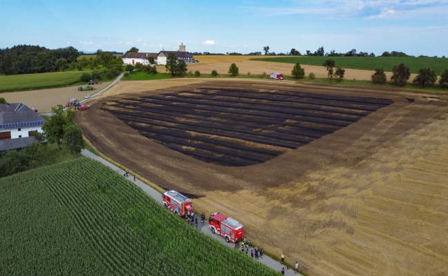 Sieben Feuerwehren bei Feldbrand in Piberbach im Einsatz