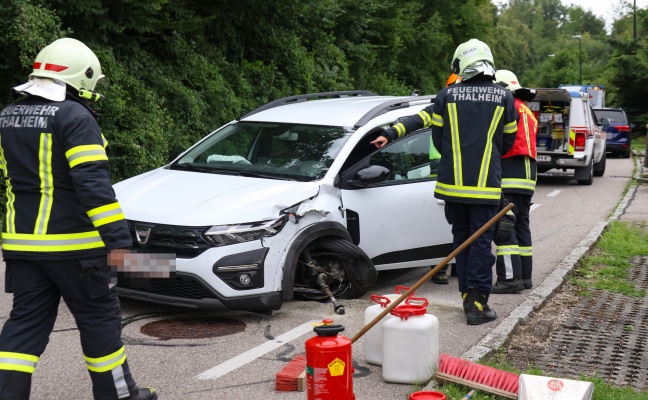 Kollision zwischen zwei PKW bei Überholmanöver in Thalheim bei Wels