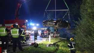 Cabrio in einem Kreisverkehr an der Scharnsteiner Straße bei Gschwandt verunfallt