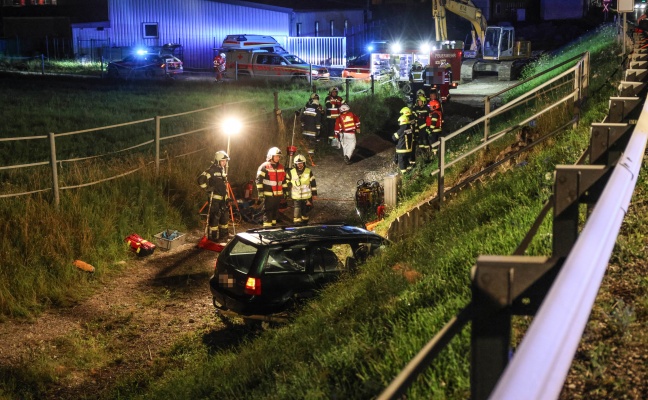 Auto landete bei Verkehrsunfall in Pettenbach in Fußgängerunterführung