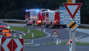 Verkehrsunfall in einem Kreisverkehr der Scharnsteiner Straße bei Gschwandt fordert zwei Verletzte