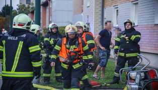 Einsatz der Feuerwehr bei Kellerbrand in einem Mehrparteienwohnhaus in Wels-Neustadt