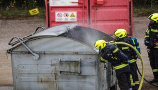Drei Feuerwehren bei Containerbrand bei Logistikunternehmen in Hörsching im Einsatz