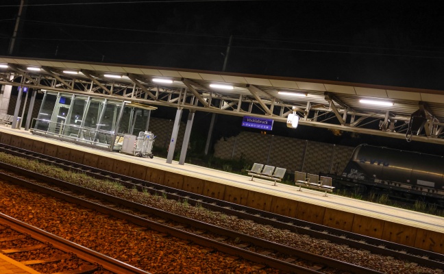 V-cklabruck-Mann-im-Bahnhofsbereich-von-durchfahrendem-Zug-berrollt-und-schwerst-verletzt