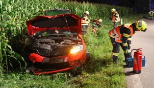 Telefonleitungsmast gefällt: Auto in Neukirchen bei Lambach von Straße abgekommen