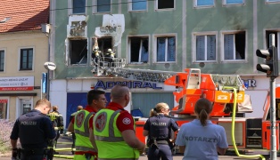 Großeinsatz: Fünf Verletzte bei Etagenbrand in einem Wohn- und Geschäftsgebäude in Linz-Ebelsberg