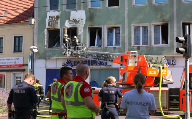 Groeinsatz: Fnf Verletzte bei Etagenbrand in einem Wohn- und Geschftsgebude in Linz-Ebelsberg