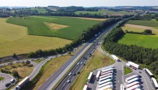 Crash zwischen LKW und PKW auf Innkreisautobahn bei Utzenaich endet glimpflich