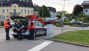 Flüchtender crasht mit geraubtem Porsche bei Verfolgungsjagd in Thalheim bei Wels gegen Lichtmast