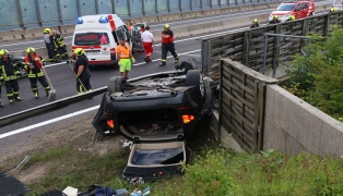 Autoüberschlag auf Pyhrnautobahn in Roßleithen fordert drei teils Schwerverletzte