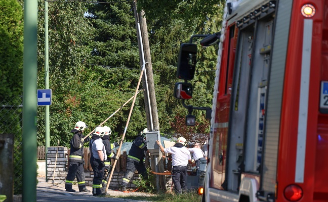 Sicherungsarbeiten: Umgestrzter Telefonmast fhrte zu Einsatz der Feuerwehr in Wels-Puchberg