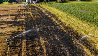 Brand eines Stoppelfeldes in Hochburg-Ach rasch unter Kontrolle gebracht