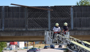 Lose Holzlatte drohte in eine Unterführung der Westbahnstrecke in Wels abzustürzen