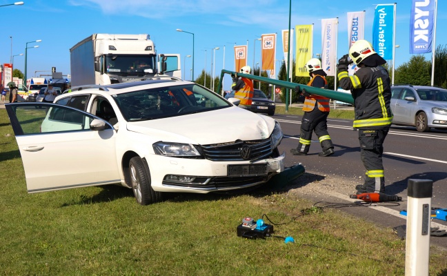 Auto bei Verkehrsunfall auf Wiener Straße in Wels-Waidhausen gegen Straßenlaterne gekracht