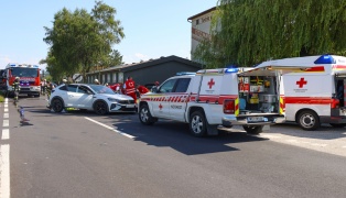 Schwerer Verkehrsunfall in einem Kreuzungsbereich in Bad Wimsbach-Neydharting fordert zwei Verletzte