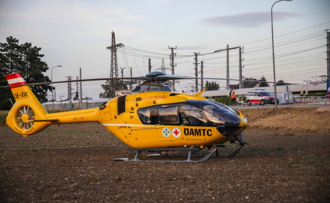 Notarzthubschrauber, Rettung, Polizei und ÖBB im Bahnhofsbereich in Marchtrenk im Einsatz