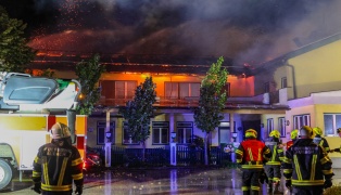 17 Feuerwehren bei Großbrand eines Wirtshauses in Eschenau im Hausruckkreis im Einsatz