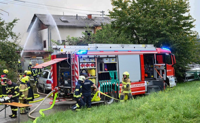 Heftige Explosion gemeldet: Fünf Verletzte nach größerem Brand in einem Feuerwerkslager in Pupping