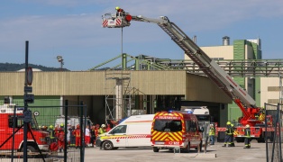 Personenrettung: Arbeiter in Aschach an der Donau etwa vier Meter tief in Schacht gestürzt