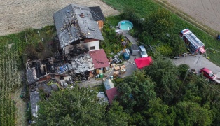 Entschärfungsdienst und Brandermittler nach Explosion in Feuerwerkslager in Pupping im Einsatz