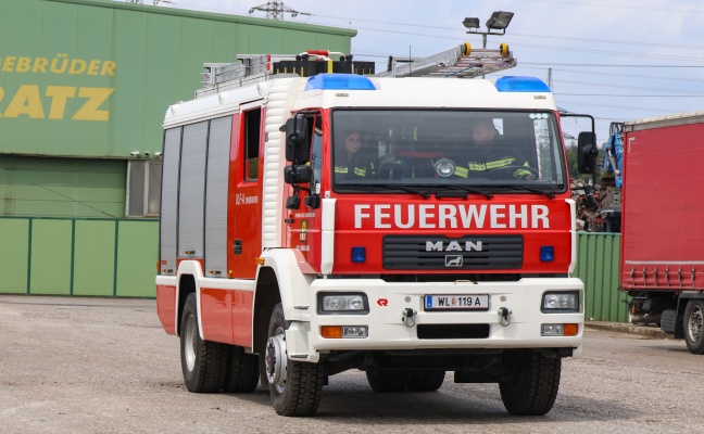 Personenrettung: Arbeiter auf Schrottplatz in Edt bei Lambach mit Arm schwer in Radlader eingeklemmt