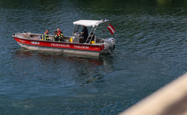 Personenrettung: Frau in Thalheim bei Wels mit Feuerwehrboot aus der Traun gerettet