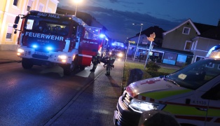 Brand in einem Wohngebäude in Bad Hall sorgt für nächtlichen Einsatz der Feuerwehr