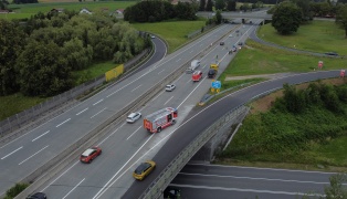 Auffahrunfall auf Westautobahn bei Regau löste kurzzeitig größeren Einsatz aus