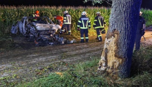 Identität geklärt: Lenker (18) und Beifahrerin (17) starben bei Autobrand nach Unfall in Buchkirchen